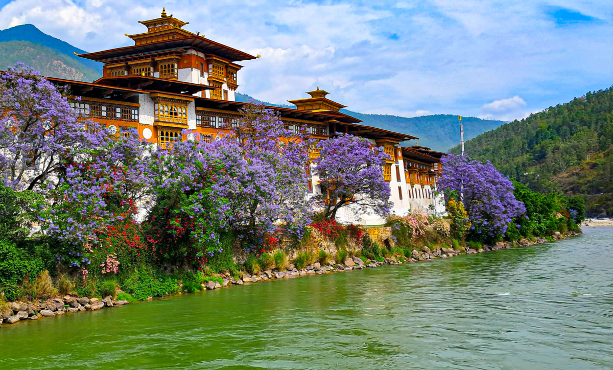 Punakha Dzong: One of the best places to visit in Bhutan, this majestic fortress sits at the confluence of the Pho Chhu and Mo Chhu rivers, showcasing stunning Bhutanese architecture and serene natural beauty.