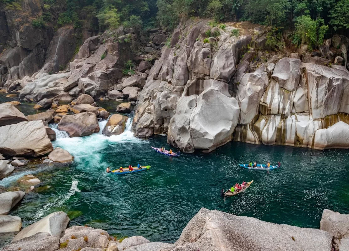 Shnongpdeng to Amkoi Sliang Wah-Umgngot Hike: This is the cascade on the Umngot River Near Shongpedang from Where One Have to Hike to Reach the Water Canyon: Sliang Wah Umngot at Amkoi Village