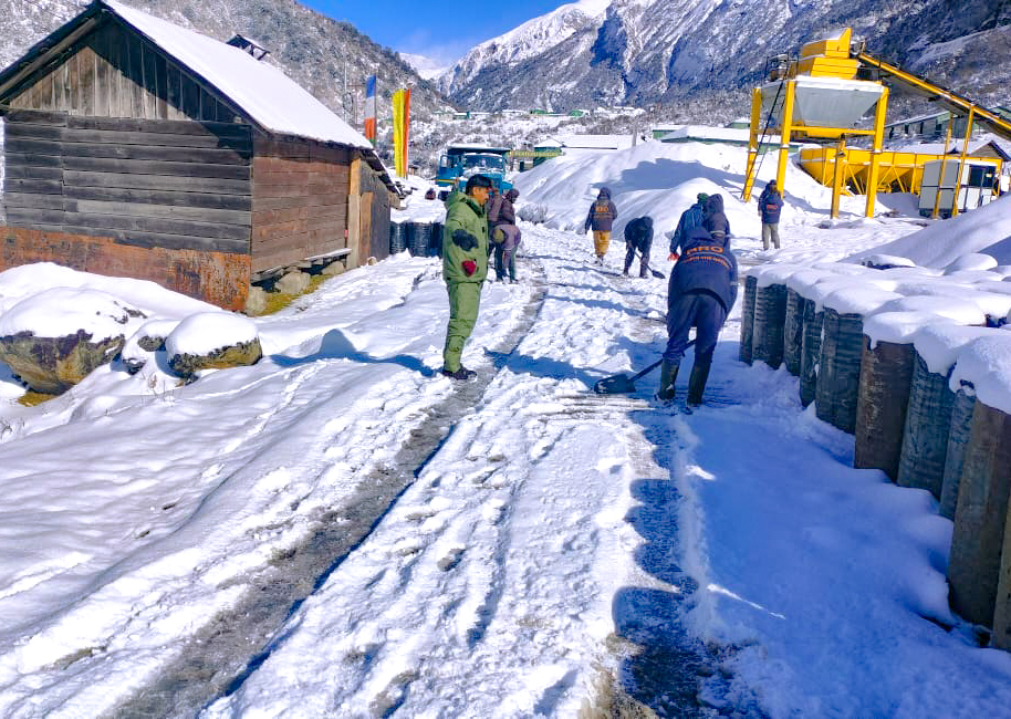 Heavy Snowfall Turns North Sikkim into a Winter Wonderland: Army in work to clear the snow on the roads.